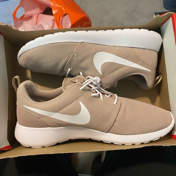nike roshe one desert sand